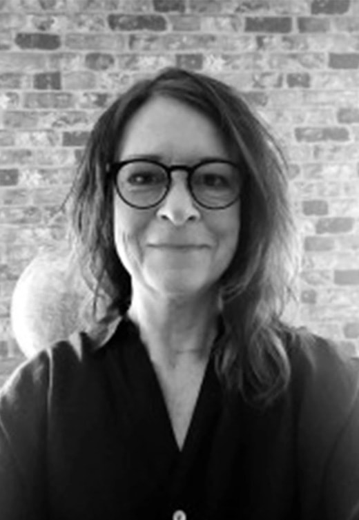 Gunilla Glingsten (f. 1965) är en envis östgöte som älskar katter. Efter diverse jobb och åtta år i London flyttade Gunilla till Skåne, där hon utbildade sig till socionom. Socialt arbete blev huvudsysselsättningen – fram till 2020 då suget efter förändring blev för stor. Skrivandet tog fart och resulterade i debutromanen Där kurvan slutar, en berättelse med en hel del beröringspunkter från det verkliga livet.   
Numera bor Gunilla tillsammans med sambo och katter i natursköna Örkelljunga. Parallellt med en fördjupningskurs i skrivandets hantverk är Gunilla i full gång med sitt nästa manus, som likt debutromanen handlar om vardagen, verkligheten och livet.